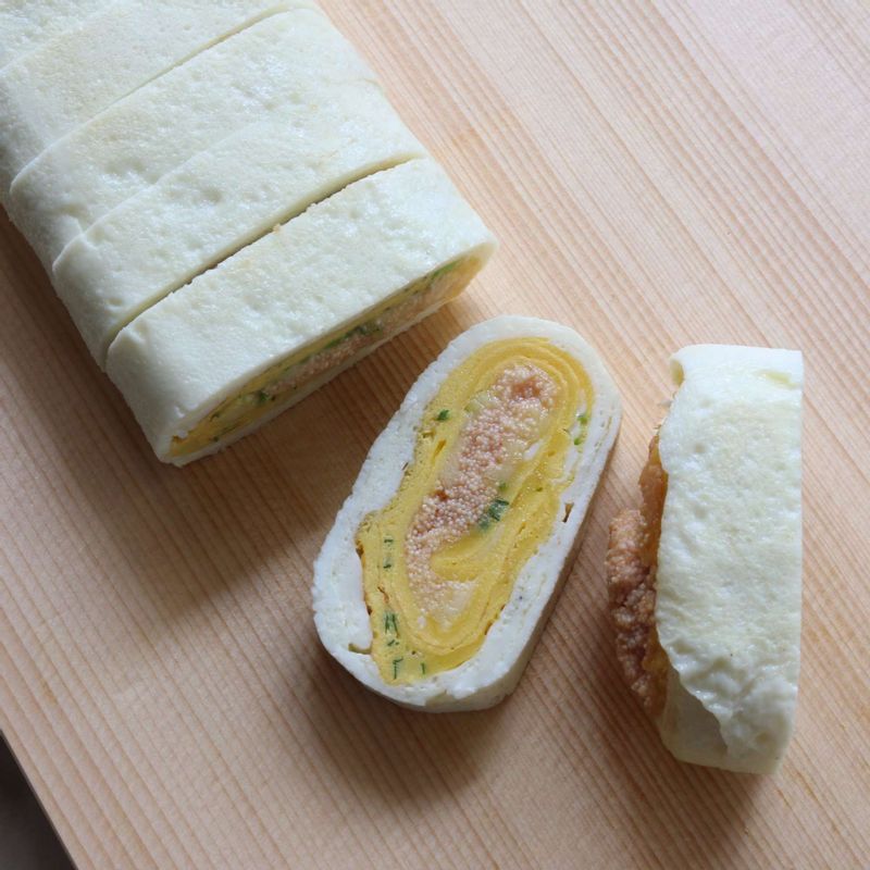 달걀말이를 먹기 좋은 두께로 썬 후, 대각선으로 잘라 한쪽을 뒤집어 하트모양을 만들어 다양한 곳에 활용해주세요.