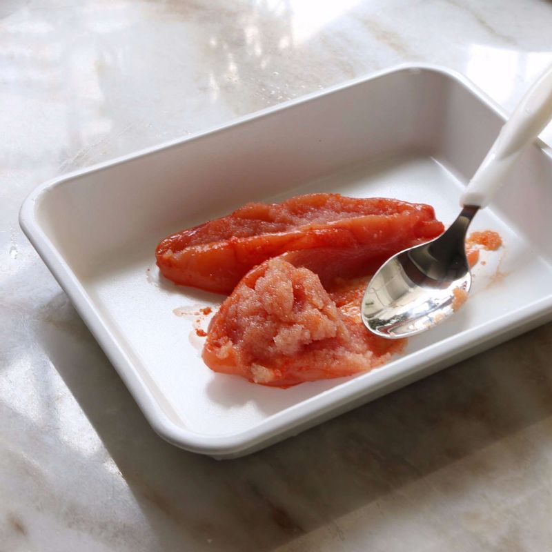 명란알은 껍질을 벗겨 약간의 참기름과 후추를 뿌려주세요.