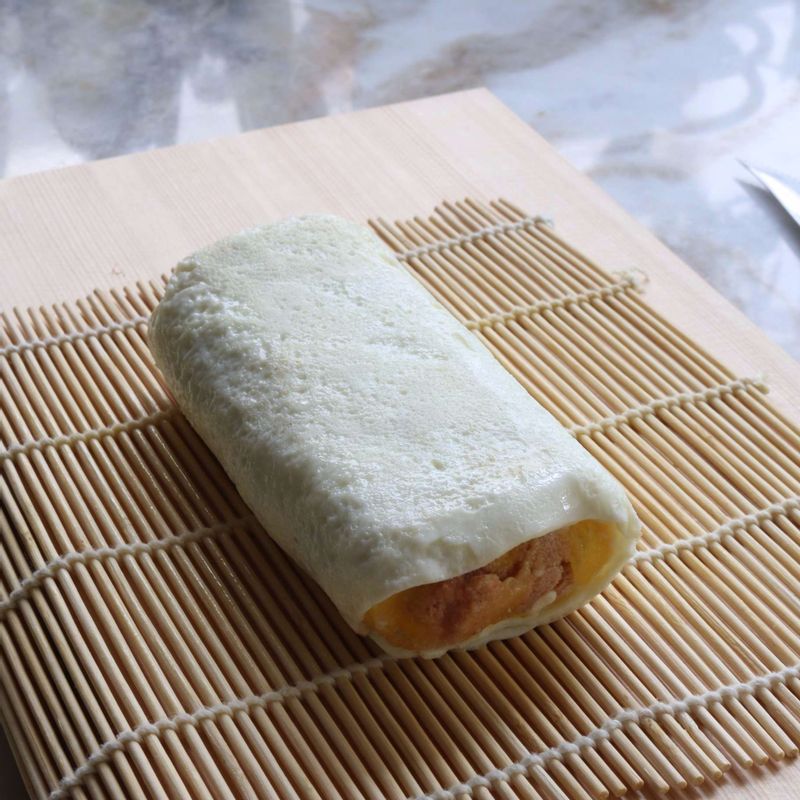 달걀말이를 따뜻할 때 김발에 싸서 모양을 잡아주세요.