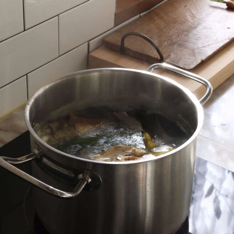 냄비에 국물육수 재료를 넣고 끓이다가, 국물이 끓으면 다시마를 건져내고 10분 정도 더 끓여 주세요. 해감된 바지락은 한 번 더 비벼 씻은 후 흐르는 물에 헹궈주세요.
(해감이 안된 바지락은 물에 비벼 씻은 후 소금물에 담가 어두운 곳에서 3시간 정도 해감시켜주세요)