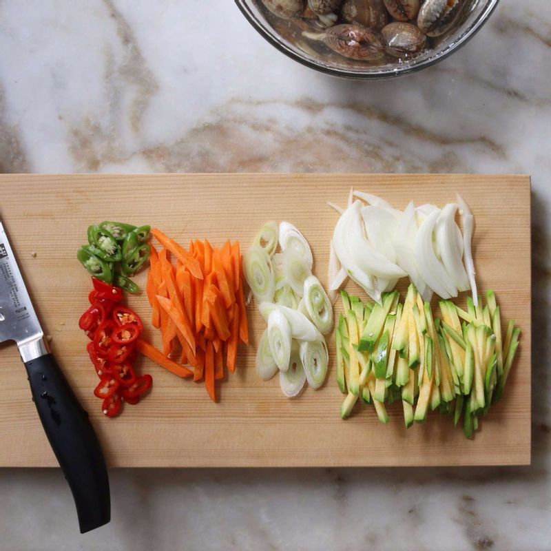 당근과 양파, 애호박은 굵게 채를 썰고 대파와 홍고추, 청양고추는 어슷하게 썰어주세요.