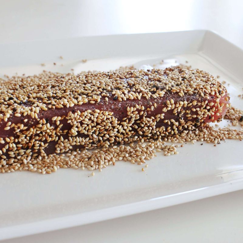 참치를 굴려가며 통깨, 후추를 골고루 묻혀주세요.