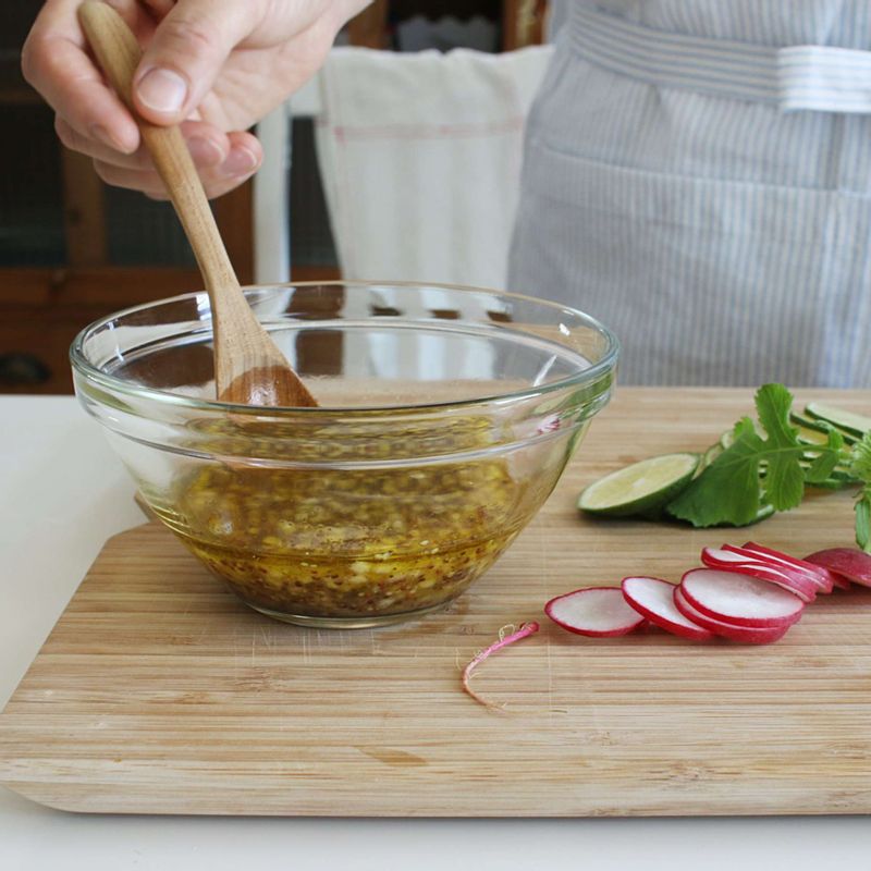 라임, 래디시로 장식하고 드레싱 재료를 잘 섞어 먹기 전에 뿌려주세요.
