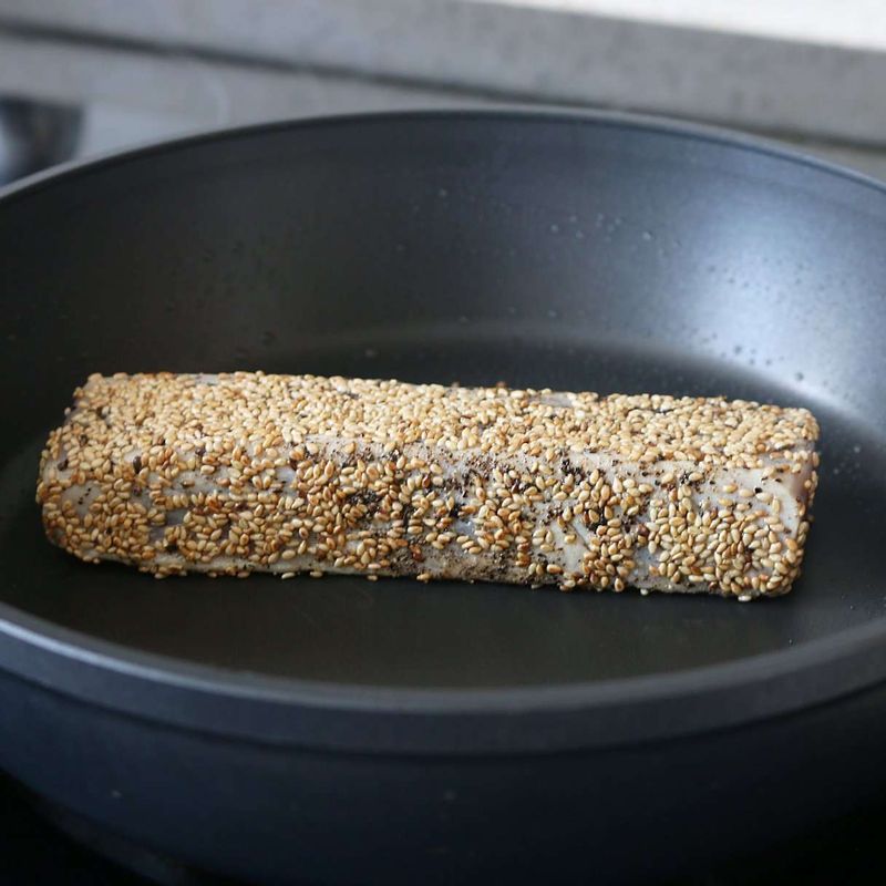 달군 팬에 올리브오일을 두른 후 참치를 올리고 한 면당 10초 정도씩 돌려가며 구워주세요.