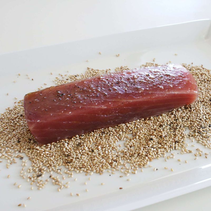 참치에 올리브오일과 소금을 골고루 발라 밑간을 해두세요. 통깨, 후추를 섞어 넓은 그릇에 담고 참치를 올려주세요.