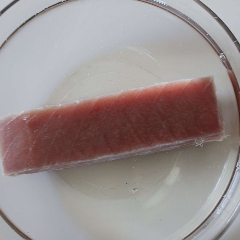 볼에 찬물과 소금 1큰술을 넣고 냉동참치를 1분 정도 담갔다 키친타월이나 면포에 싸서 냉장실에서 30분간 해동해주세요.