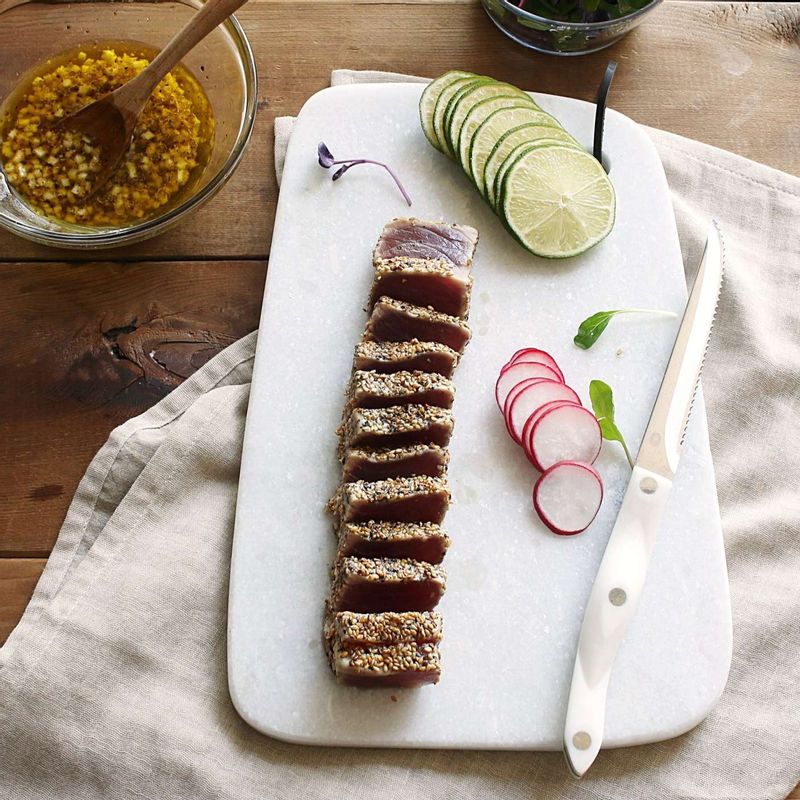 어린잎채소는 찬물에 담갔다 물기를 제거하고 라임과 래디시는 얇게 슬라이스해주세요. 참치를 먹기 좋은 크기로 잘라 어린잎채소와 함께 그릇에 담아주세요.