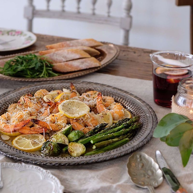 갈릭버터새우구이에 파마산치즈블럭을 갈아 뿌려 즐겨주세요.