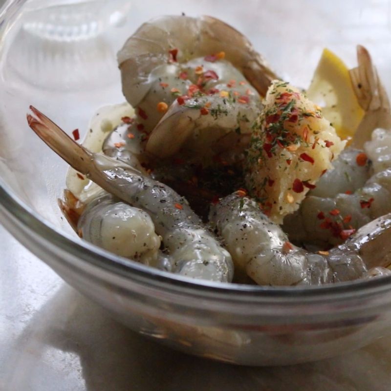 볼에 양념재료를 넣어 섞은 후, 새우를 넣고 섞어주세요.