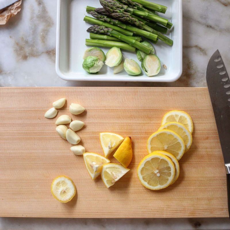 레몬은 링으로 자르고, 아스파라거스는 밑동을 자른 후 필러로 껍질을 벗겨 2등분해주세요. 미니 양배추는 반으로 잘라주세요.