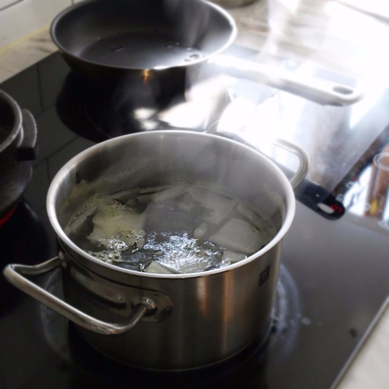 냄비에 다시마멸치육수와 미역, 무를 넣고 끓여주세요.