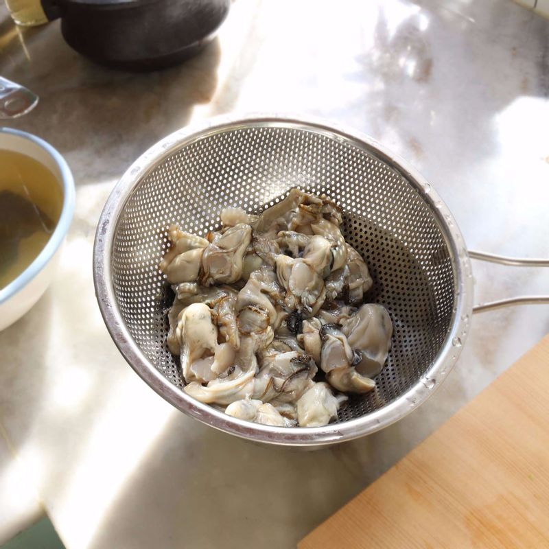 굴은 소금물에 넣고, 이물질을 제거하며 살살 흔들어 씻은 후 체에 밭쳐 물기를 빼주세요.