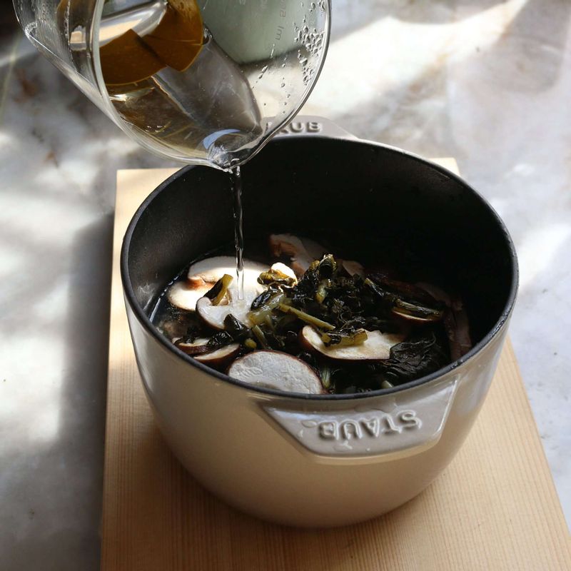 냄비에 불린 쌀을 넣고 양념한 시래기나물과 표고버섯을 올린 후 다시마육수를 부어 센불에서 끓여주세요.
끓어오르면 약불로 줄여 15분 정도 더 끓인 후 불을 끄고, 뚜껑을 닫은 채로 10분 정도 뜸을 들여주세요.