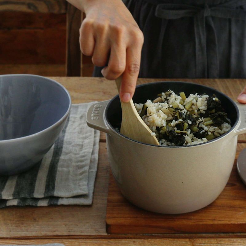 부추와 홍고추를 양념간장 재료와 섞어 시래기나물밥에 곁들여주세요.