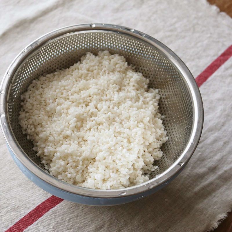 쌀은 씻어 30분 정도 불려주세요.
(말린 시래기나물은 물에 하루 정도 충분히 불리고, 중간 중간에 물을 갈아 이물질을 제거해준 후 물에 넣고 40분 정도 삶아 준비해주세요.)