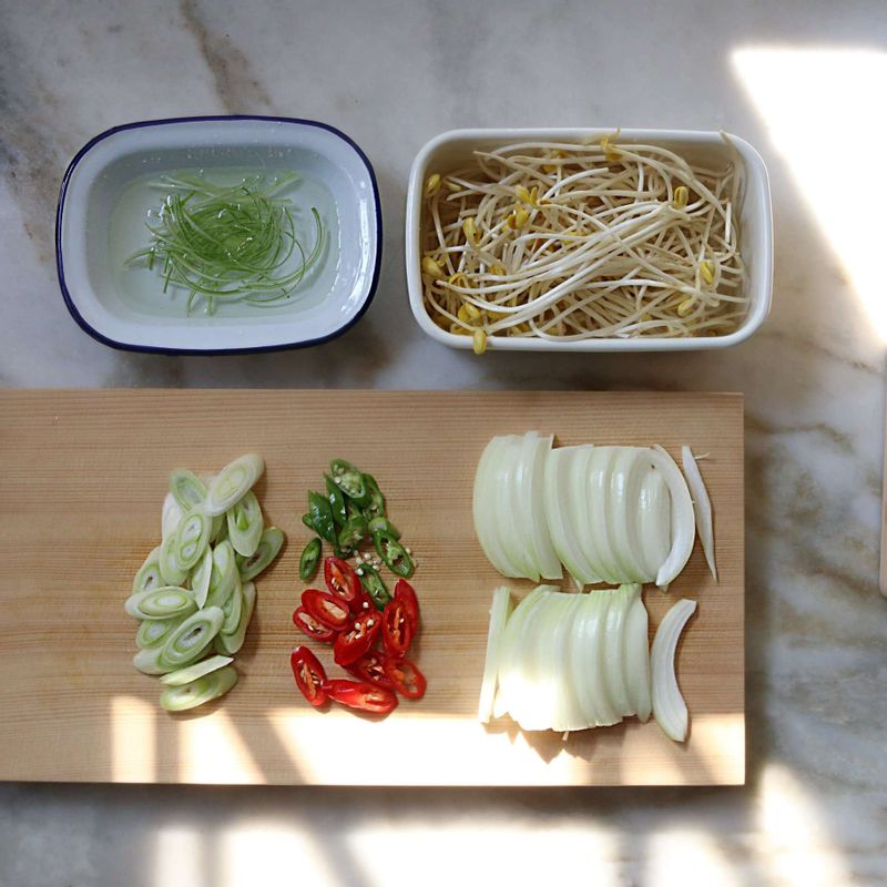양파는 굵게 채썰고, 대파와 청양고추, 홍고추는 어슷하게 썰어주세요. 콩나물은 다듬어 깨끗이 씻어 주세요.
(마지막에 토핑으로 올릴 대파는 얇게 채썰어 찬물에 10분 정도 담가 매운맛을 뺀 후 물기를 제거해주세요.)