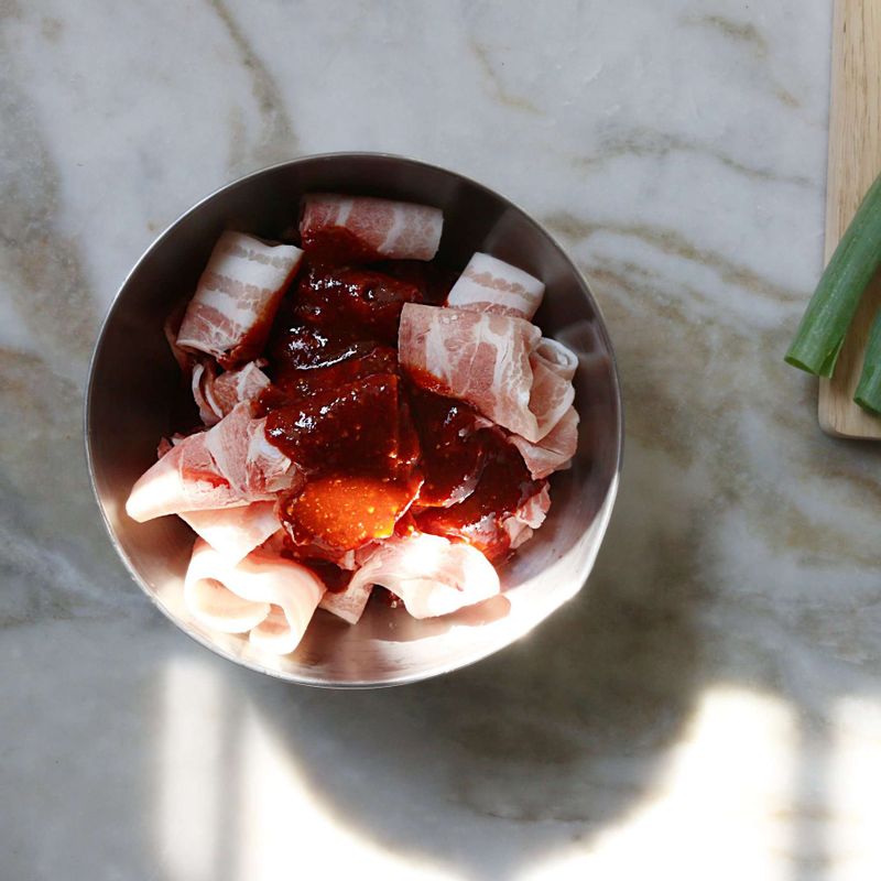 볼에 양념재료를 넣어 섞은 후 돼지고기를 넣고 주물러 10분 정도 재워주세요.