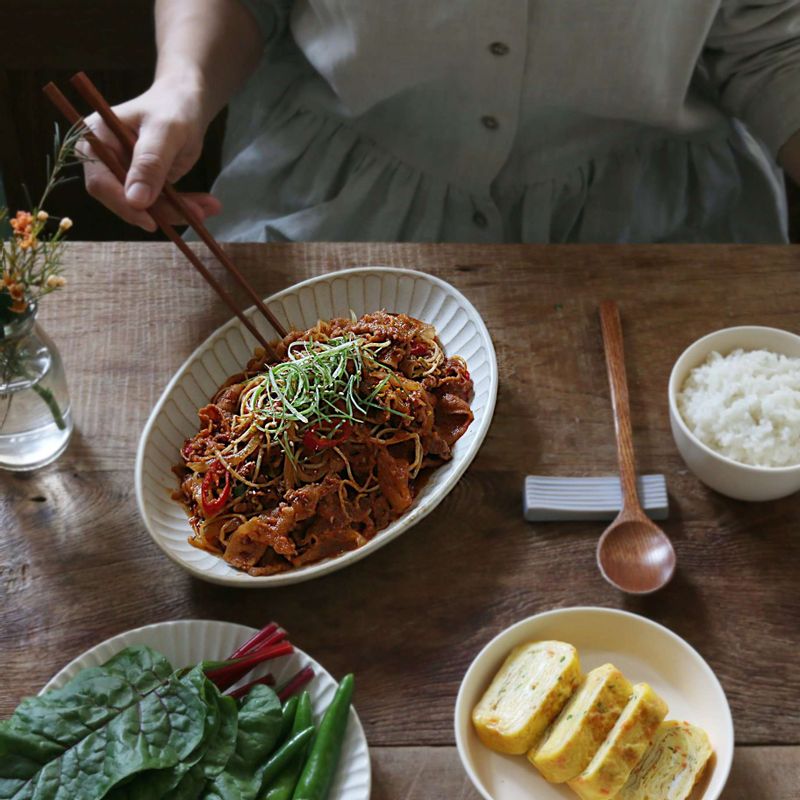 접시에 콩나물불고기를 담고 파채와 통깨를 뿌려주세요.