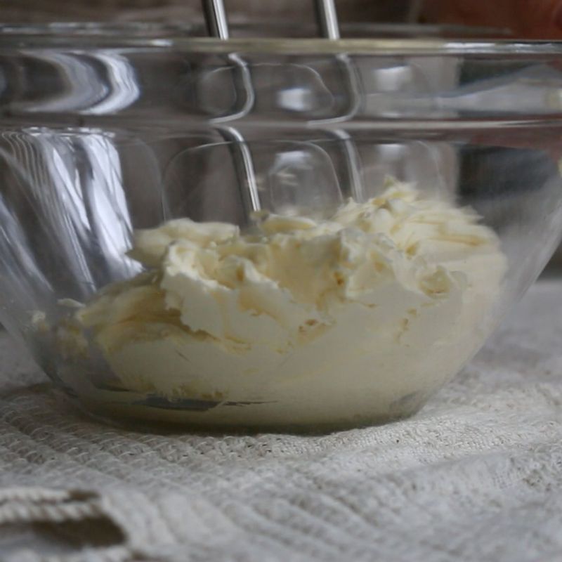 볼에 생크림을 넣고 핸드믹서기로 휘핑하면서 설탕을 넣어주세요. 또 다른 볼에 크림치즈를 넣고 핸드믹서기로 풀어준 후, 휘핑한 생크림을 섞어 휘핑 크림을 만들어 주세요.