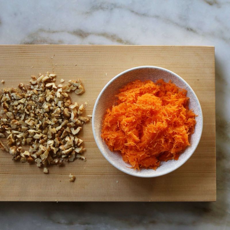 호두는 굵게 다지고, 당근은 강판에 갈거나 칼로 곱게 채썰어주세요.