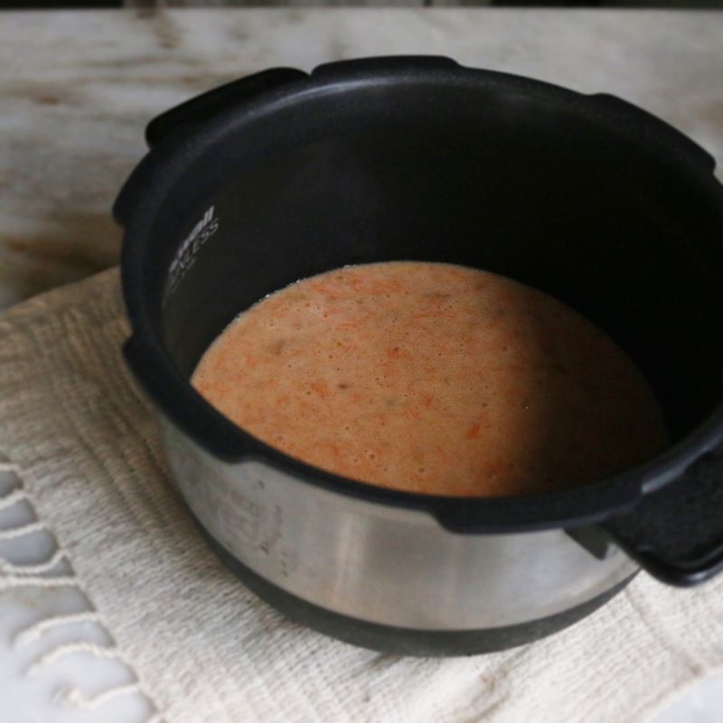 약간의 포도씨유를 밥솥 바닥에 골고루 바르고, 반죽을 부어 준 후 밥솥을 바닥에 탕탕 친 후 만능찜기능버튼(50분)을 눌러 익혀주세요.
(나무꼬치로 살짝 찔러 반죽이 묻어 나오지 않을 때까지 익혀주세요)