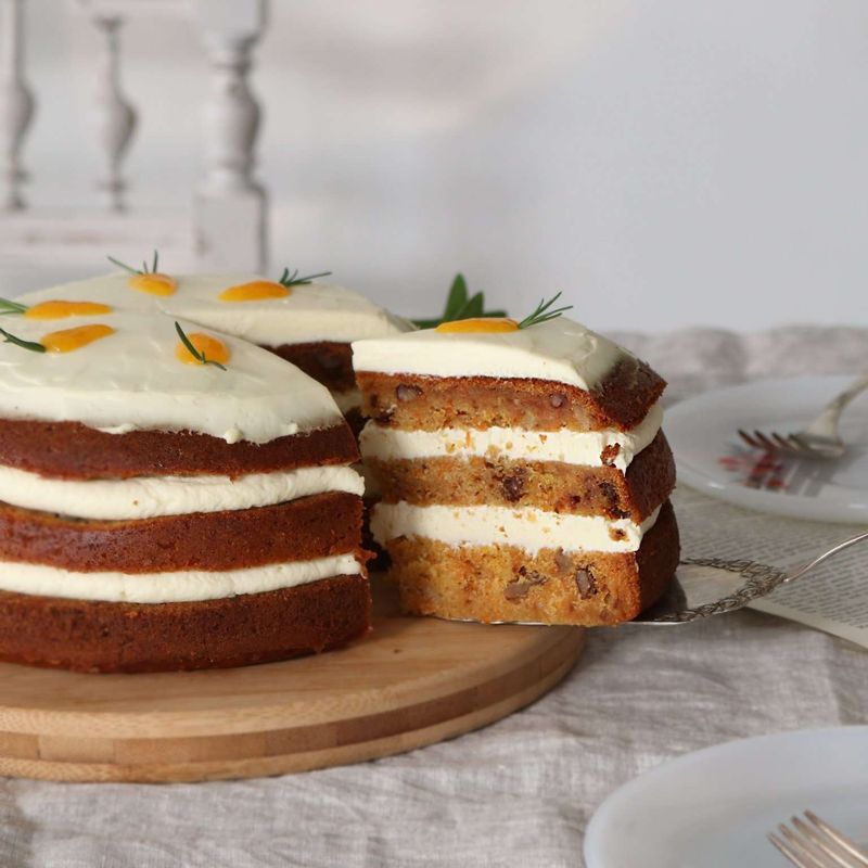 당근케이크에 오렌지잼과 로즈메리를 이용해서 당근모양으로 장식해주셔도 좋아요.