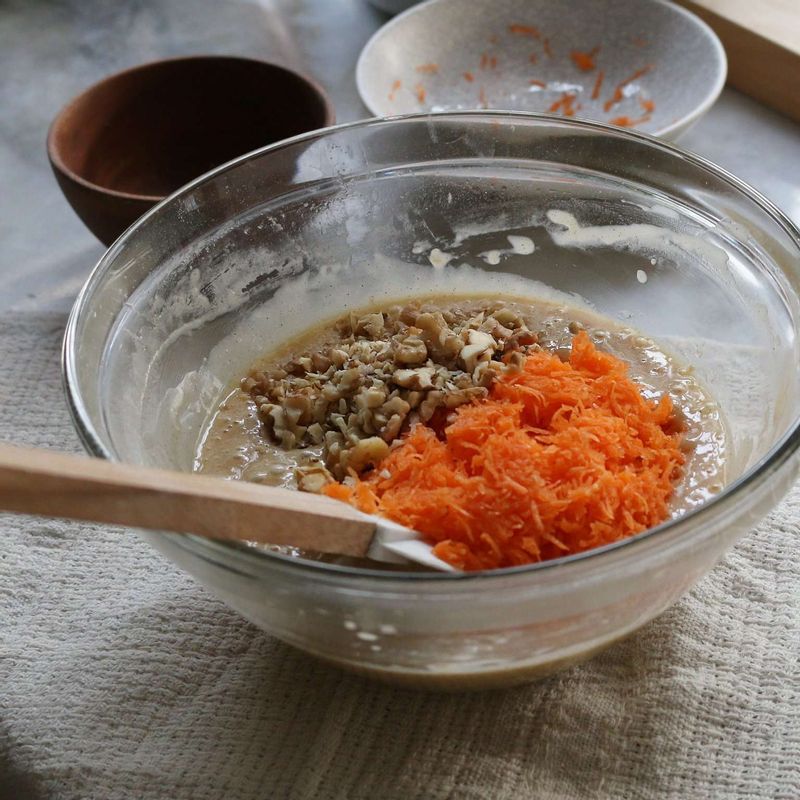 밀가루와 베이킹파우더, 계핏가루를 체에 쳐서 넣고 섞은 후, 당근과 호두를 넣고 반죽과 섞어주세요.