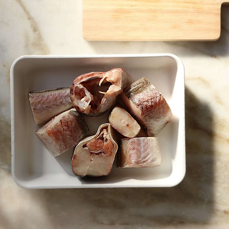 동태는 아가미와 지느러미, 꼬리를 자르고 소금물에 씻어 4센티 크기로 토막을 내주세요.