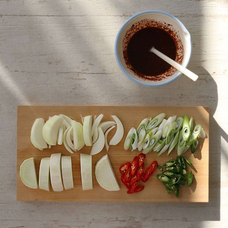 무는 반달모양으로 큼직하게 썰고, 양파는 굵게 채썰어주세요. 고추와 대파는 어슷하게 썰어주세요.