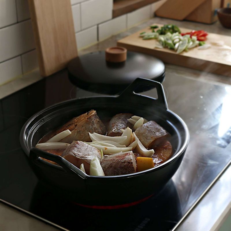 무가 반쯤 익으면 동태와 양파를 넣고, 양념장을 수저로 끼얹어주면서 중불에서 국물이 자작할 때까지 졸여주세요.