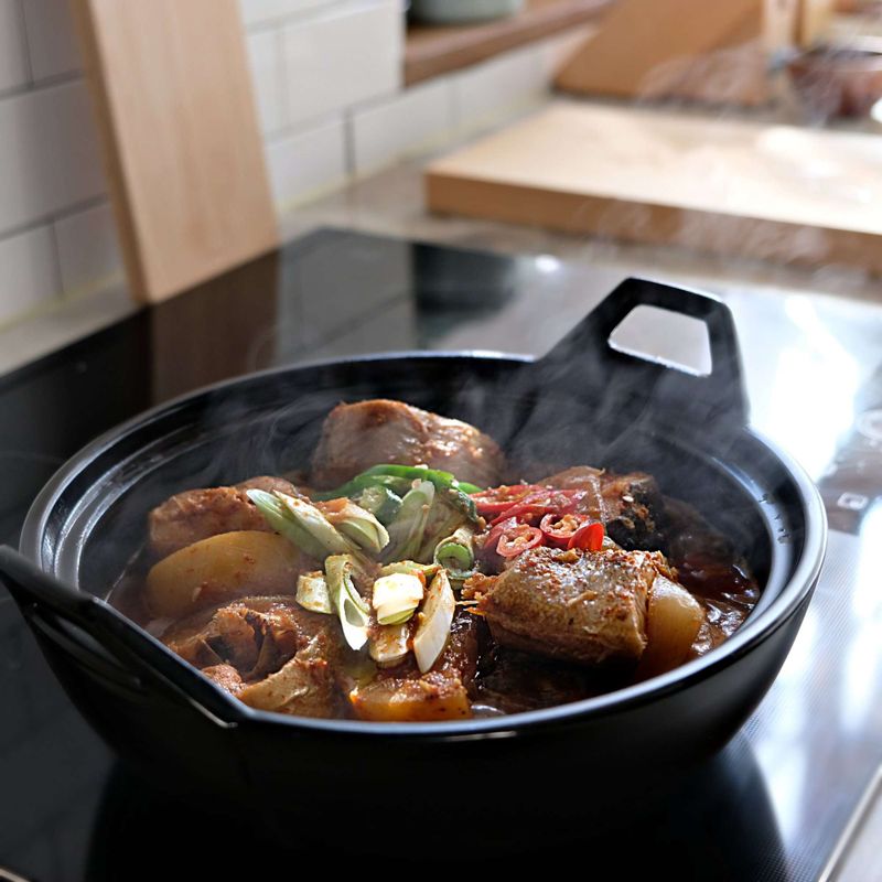 동태에 간이 스며들면 마지막에 청양고추와 홍고추, 대파를 넣고 한소끔 끓이다가 불을 꺼주세요.