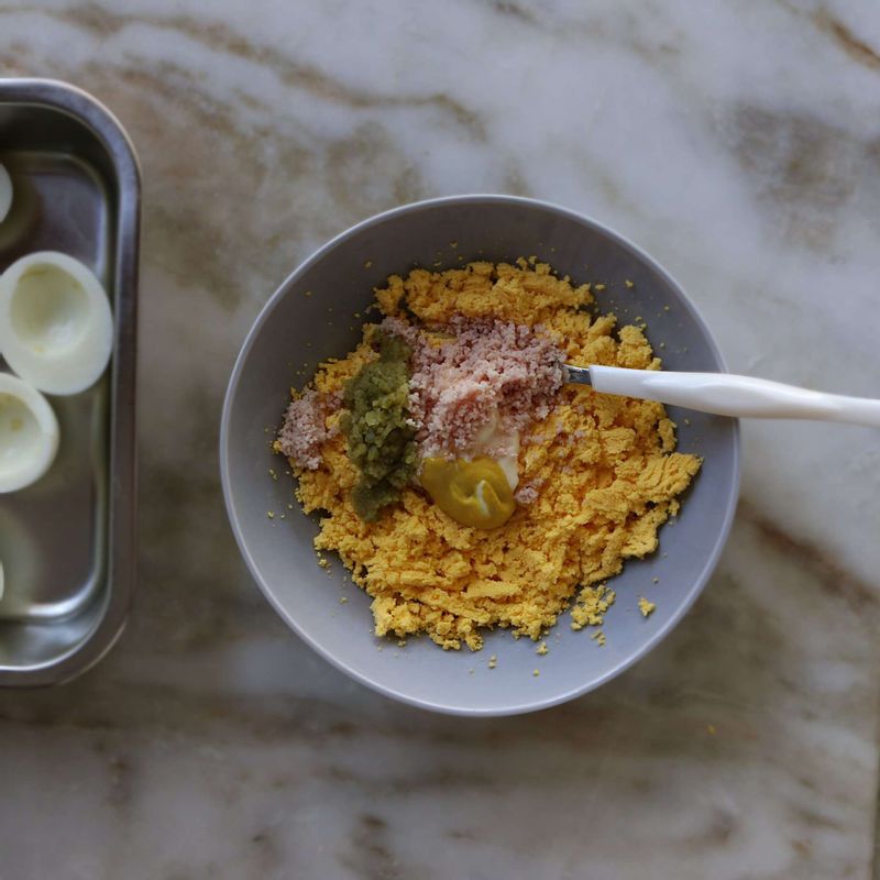 볼에 노른자와 소스 재료, 햄, 피클을 넣고 부드럽게 섞어준 후 깍지를 끼운 짤주머니에 넣어주세요.