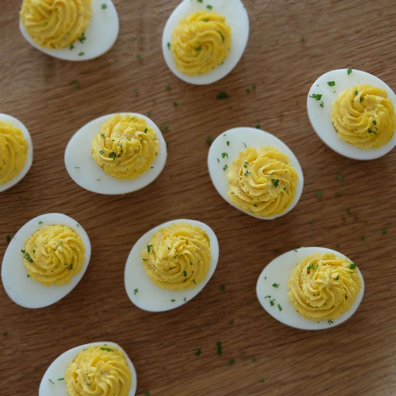 달걀 흰자 위에 모양을 내어 짜준 후, 파슬리 가루를 뿌려 장식해주세요.