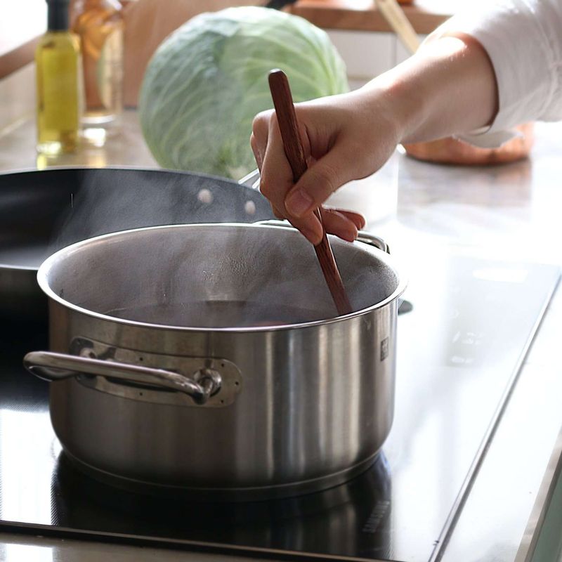 냄비에 달걀과 달걀이 잠길 정도의 물, 약간의 소금과 식초를 넣고 15분 정도 완숙으로 삶아 준 후 찬물에 담갔다가 껍질을 제거해주세요.
(물에 기포가 올라오려고 할 때, 달걀을 굴러주면서 익히면 노른자가 가운데 오도록 삶을 수 있어요)