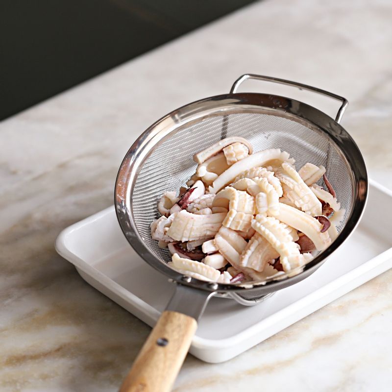 데친 오징어는 체에 밭쳐 물기를 제거해주세요.