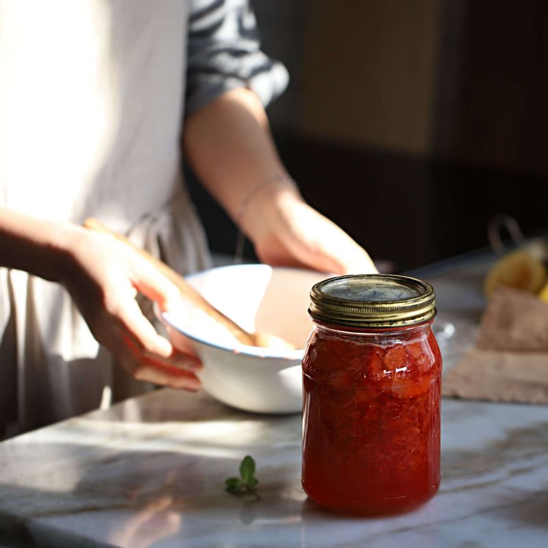 설탕이 녹으면 소독한 유리병에 담고 뚜껑을 닫아주세요.
(반나절 실온에 두었다가 냉장 보관해 이틀 정도 숙성시켜주세요.)
