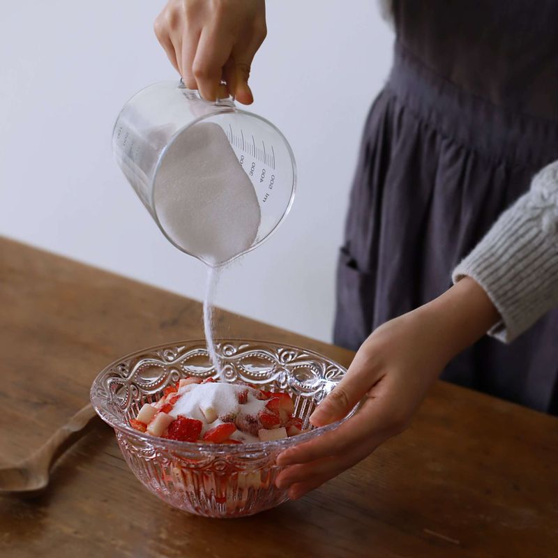 볼에 딸기와 설탕을 켜켜이 담고, 레몬즙을 올려 살살 버무려주세요.