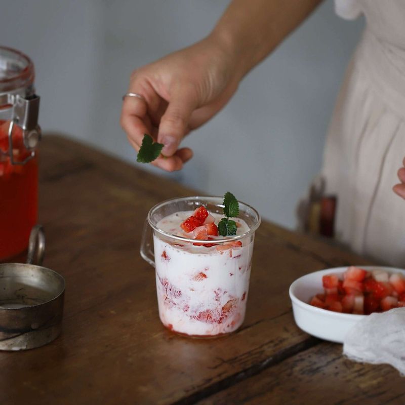 유리컵에 딸기청-우유-잘게 자른 생딸기 순으로 넣어 딸기라테를 만들어주세요.
(기호에 따라 딸기청의 양을 가감해주세요)