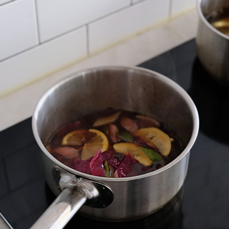 냄비에 소스재료를 넣어 한소끔 끓인 후 손질한 야채를 넣어 재빨리 버무리고, 녹말물을 넣어 걸쭉해지면 불을 꺼주세요.