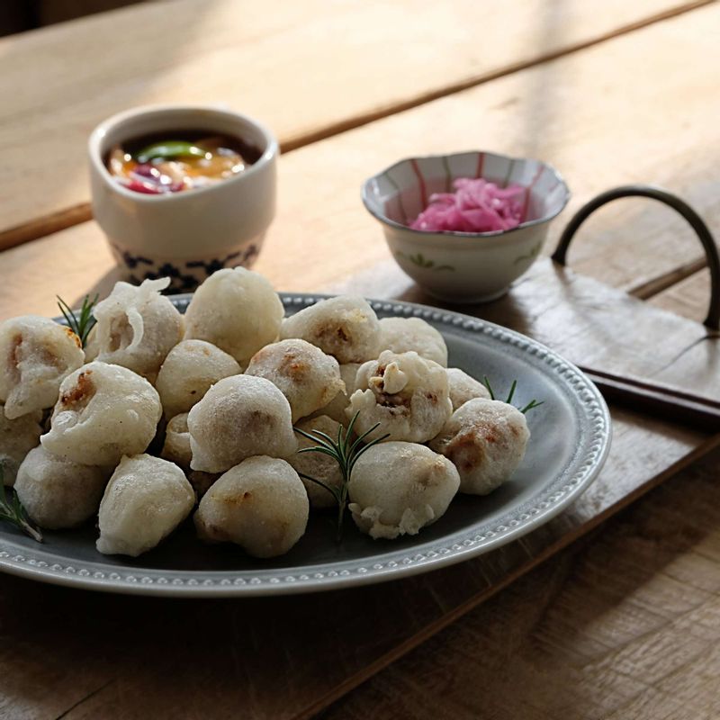 접시에 눈송이탕수육을 담고 소스를 곁들여주세요.