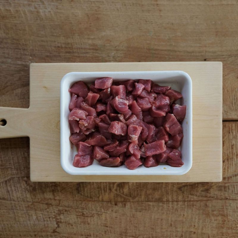 돼지고기는 사방 2센치 크기로 자른 후 키친타올에 올려 핏물을 제거해주세요. 고기양념 재료에 10분 정도 밑간 해주세요.