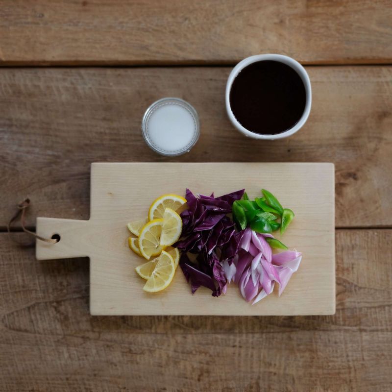 피망과 적양파, 적채는 한입크기로 자르고 레몬은 반달모양 링으로 슬라이스해주세요.