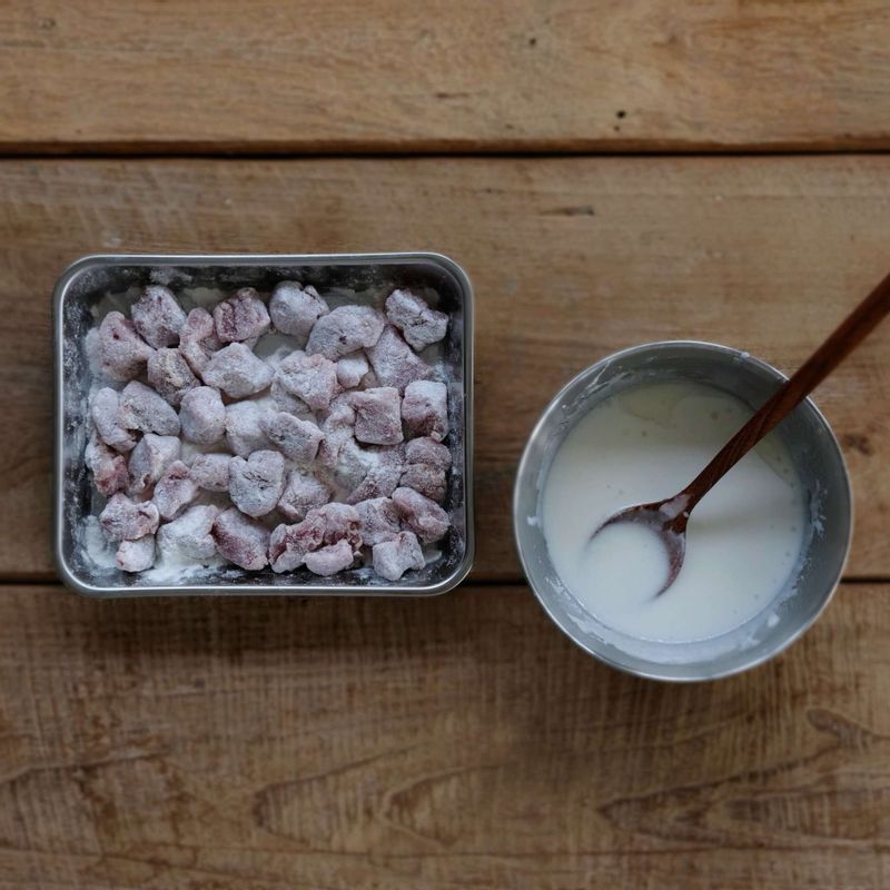 돼지고기에 찹쌀가루를 골고루 묻히고, 튀김옷 재료를 섞어 튀김옷을 입힌 후 160도로 달군 기름에 고기를 넣어 바삭하게 튀겨주세요.