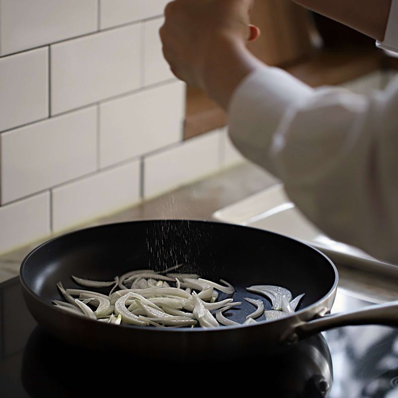 달군 팬에 기름을 두르고 양파-애호박-당근-표고버섯 순으로 약간의 소금으로 밑간해서 각각 볶고 양념한 쇠고기를 볶아주세요.