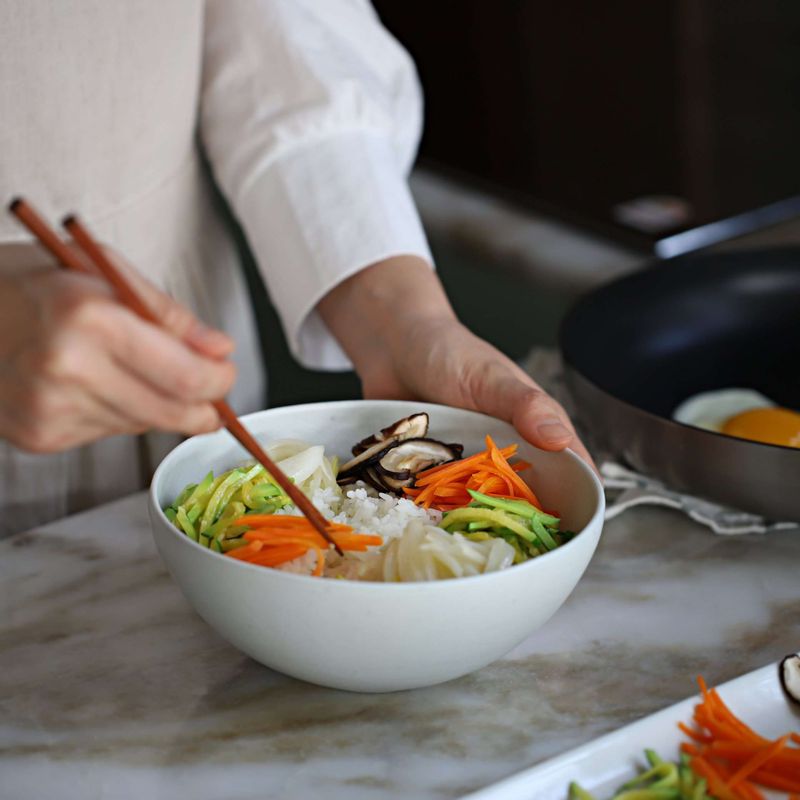 볼에 밥과 볶은야채를 돌려 담고, 가운데 불고기와 새싹을 담은 후 달걀프라이를 올려주세요.