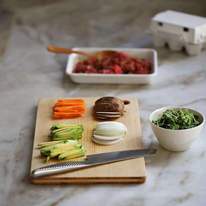 당근, 애호박, 양파, 표고버섯은 채를 썰고 어린잎 채소는 물에 담가 씻은 후 물기를 제거해주세요.