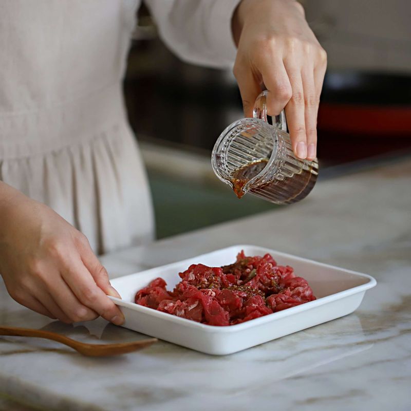 쇠고기는 먹기 좋게 썬 후 키친타월에 올려 핏물을 빼고, 고기양념 재료에 10분 정도 재워주세요.