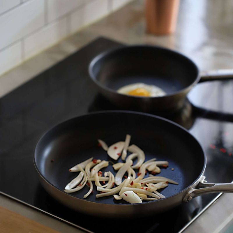 팬에 약간의 올리브유를 두르고 마늘편과 양파, 페페론치니를 넣고 1분 정도 볶아주세요.