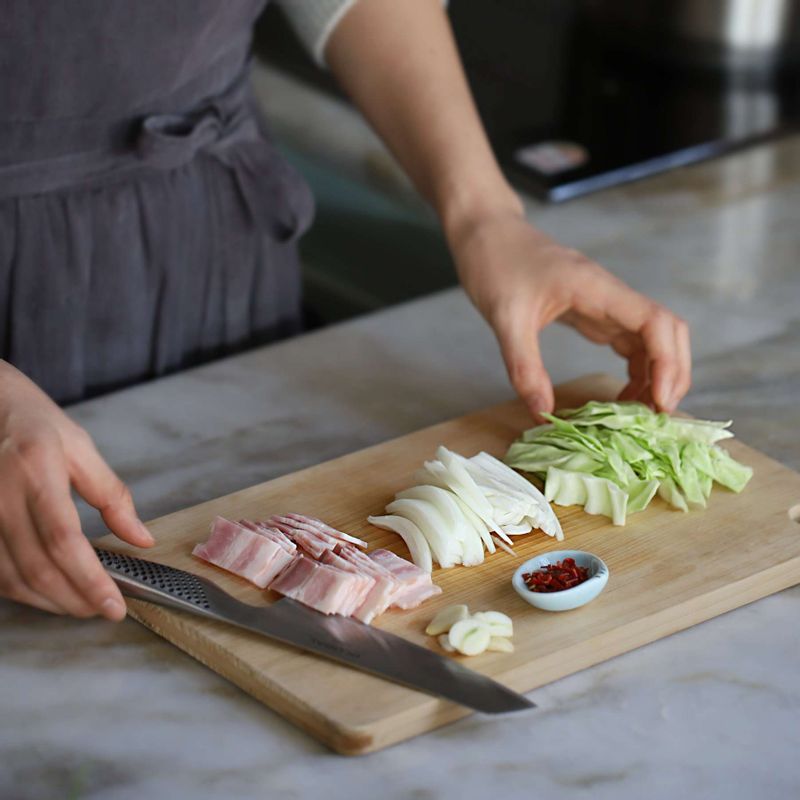 베이컨과 양배추는 먹기 좋은 크기로 자르고, 양파는 채썰고 마늘은 편으로 썰어주세요. 페페론치니는 잘게 다져주세요.