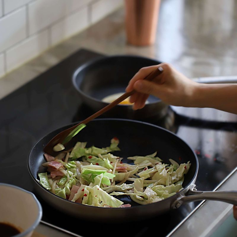 양파가 반쯤 익으면 양배추와 베이컨을 넣고 볶다가, 소스와 삶은 스파게티면을 넣어 골고루 섞이도록 볶아주세요.